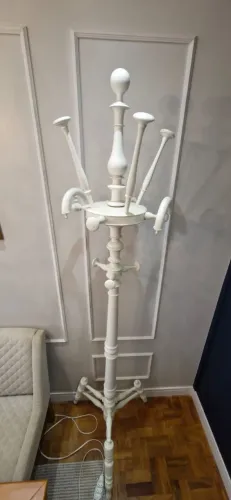 Cabide tipo mancebo em madeira maciça.