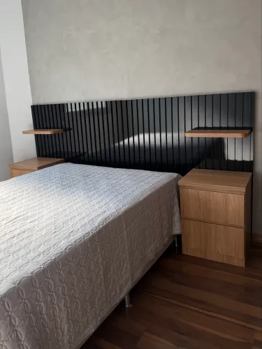 Cabeceira Painel Ripada Casal com Criado Mesa de Cabeceira e Prateleira