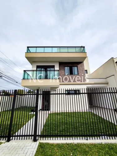 Linda casa com amplo quintal e terraço!!!