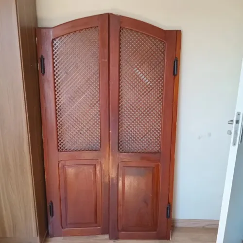 Porta Bang Bang em Madeira Envernizada