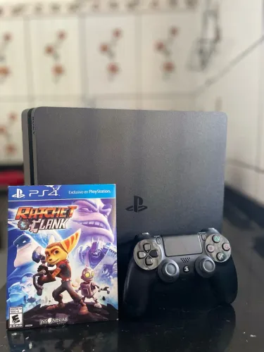 PS4 Slim 500GB + Controle Original + Ratchet & Clank
