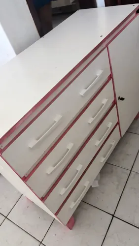 Cômoda com 4 gavetas