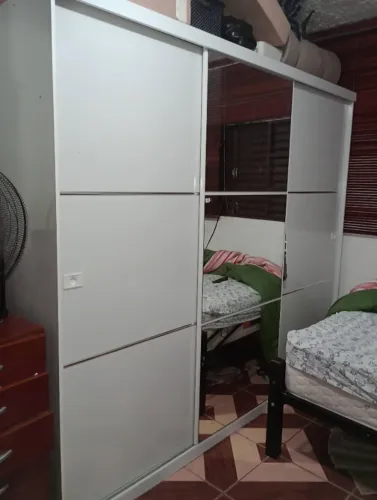Guarda roupa excelente gigante 3 portas de correr espelhado
