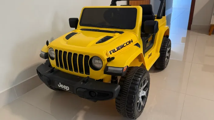 Carro Elétrico Infantil Jeep Wrang 12V - Amarelo Bandeirante com Controle Remoto 2 Marchas