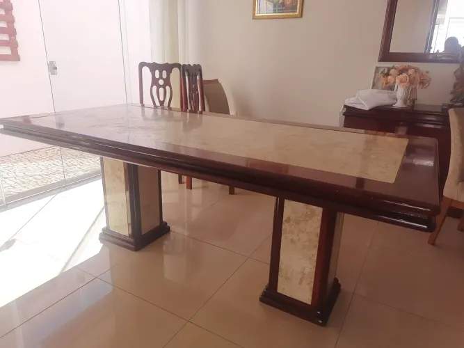 Mesa de madeira maciça e pedra de mármore