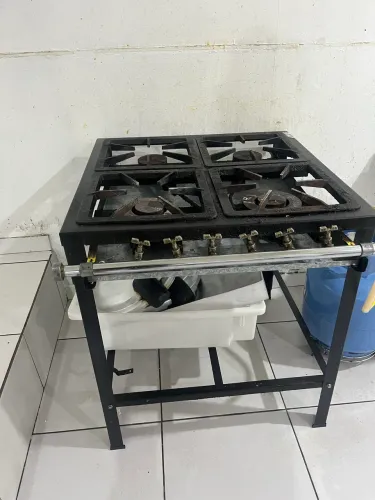 Fogão industrial quatro bocas