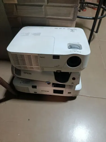 Retroprojetor Epson 3 unidades 2 funcionando e um liga, más não ascende a luz