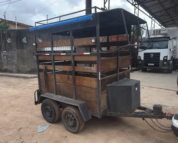 Vendo Reboque para carga animal.