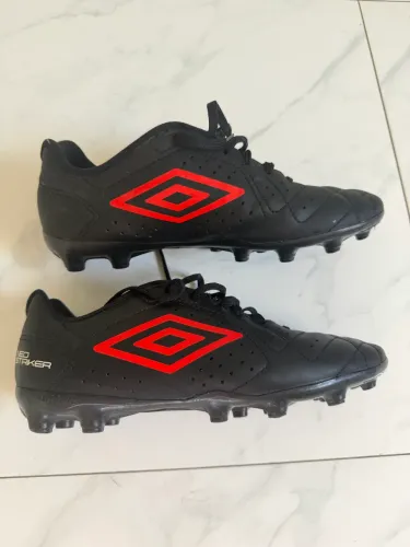 Chuteira de Campo 39 - Umbro Neo Striker