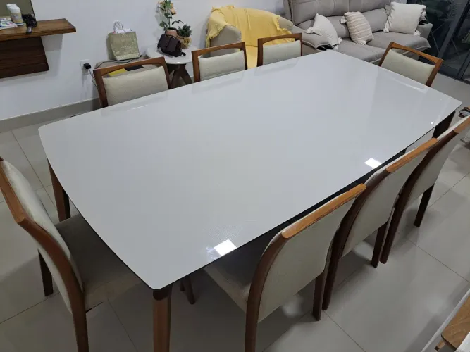 Jogo de mesa com 8 cadeiras em excelente estado de conservação! Imperdível!