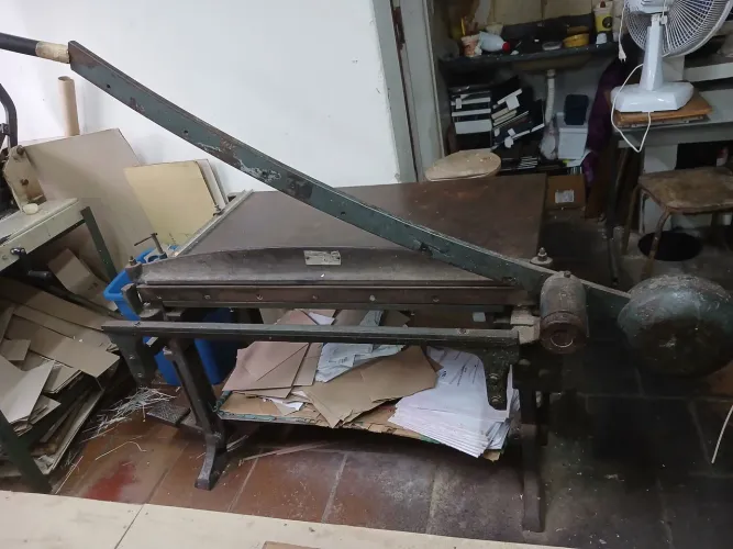 Prensas facão guilhotina e máquina de gravar( hot stamp)