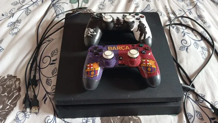 PS4 slim 1TB +2 controles+ 2 jogos físicos
