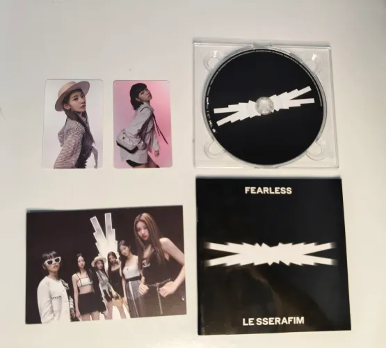 LE SSERAFIM FEARLESS Monochrome Bouquet Digipack