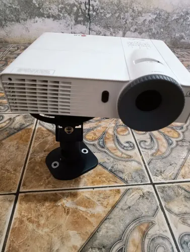 VENDE-SE TELA DE PROJEÇÃO RETRÁTIL + PROJETOR PROFISSIONAL