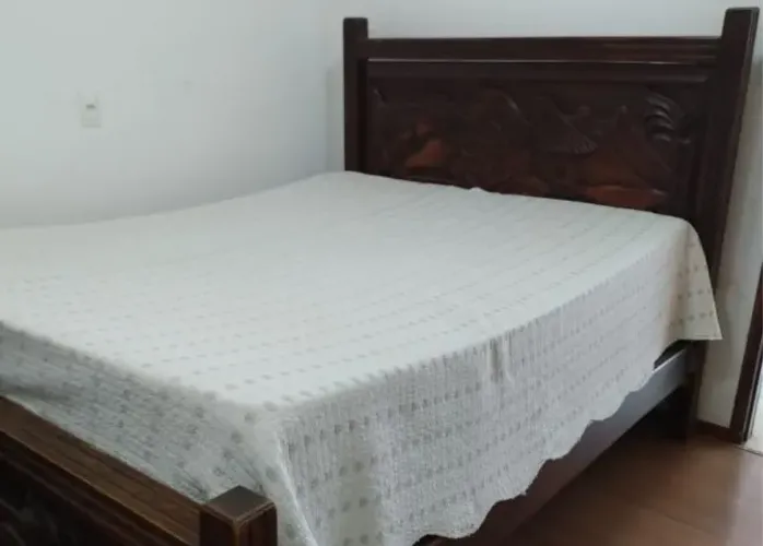 Cama de cerejeira maciça feita à mão, item exclusivo e único