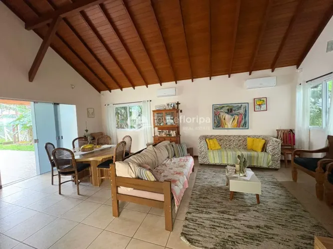 Casa de Alto Padrão com Mais de 500 m² no Ribeirão da Ilha | Pé-direito Duplo, Amplo Quint