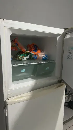 Geladeira grande ótima somente trocar a borracha