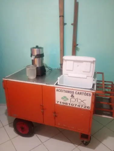 Carrinho de suco de laranja + um carro prancha para transportar as caixas com as laranjas.