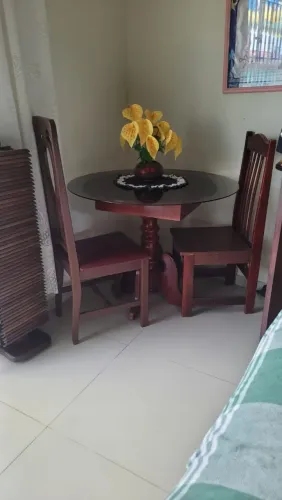 Mesa Redonda de Cozinha/Sala em Madeira com Tampo de Vidro + 2 Cadeiras