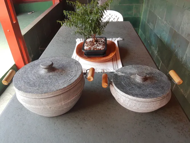 2 Panelas de Pedra