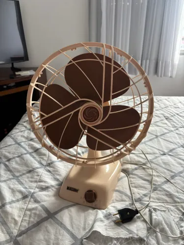 Ventilador antigo Mallory Fun 12 marrom funcionando 