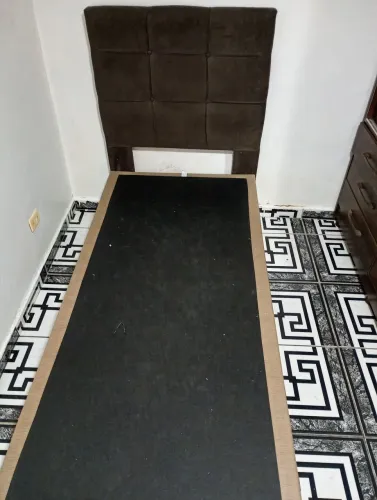 Cama semi nova de solteiro com colchão 