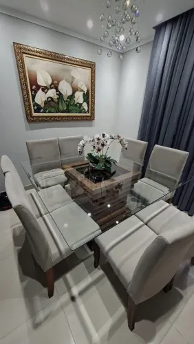 Mesa quadrada de 8 lugares