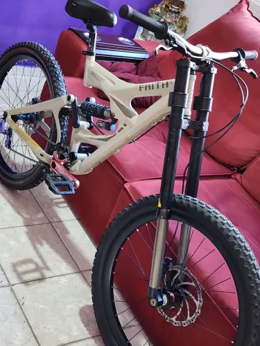 Mtb Dowhill Giant Faith 1 com peças Top( Descrição Abaixo)
