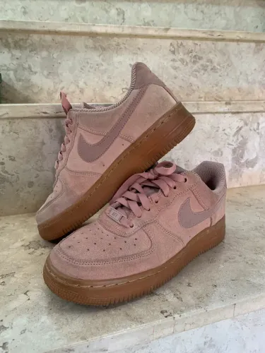 TÊNIS NIKE AIR FORCE 1 | SUEDE ROSA/ROSÊ COM SOLA BEGE - ORIGINAL
