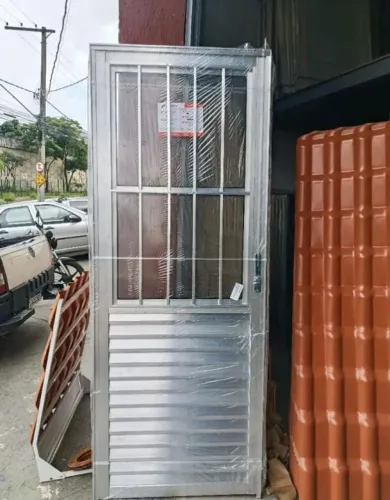 Porta social de alumínio com postigo 80cm