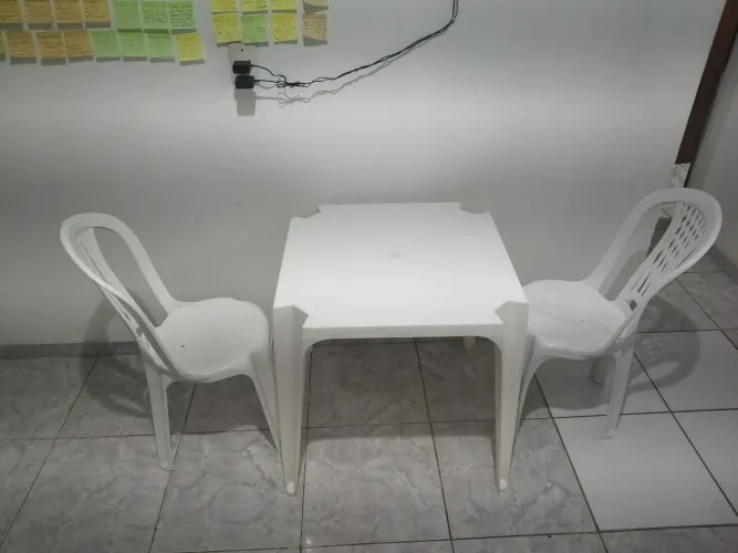 MESA DE PLÁSTICO COM DUAS CADEIRAS