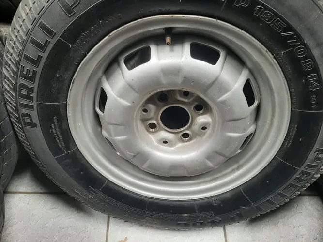 Roda de ferro aro 14 Vw Variant 2 Prata com Pneu 195 70 14 Pirelli jogo usado