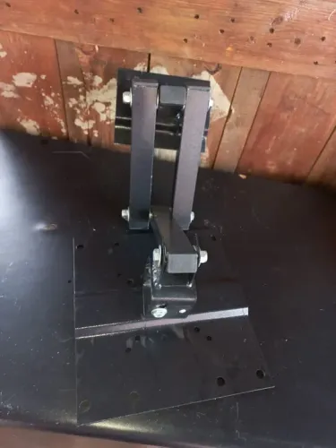 Suporte para TV de tubo articulado em estado de novo
