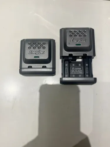 2 carregadores de pilhas ENERGIZER