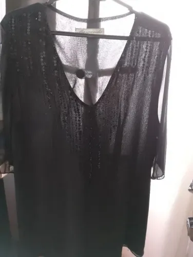 Blusa de cetim de seda preta com detalhes em paetê