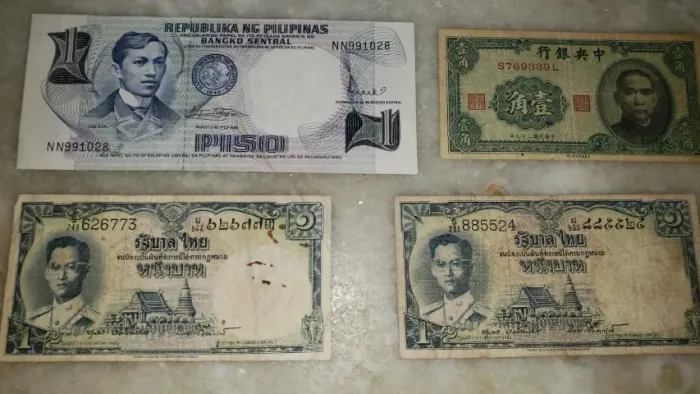 Cédulas(4) Asiáticas antigas  1940-1949 e 1956(2)