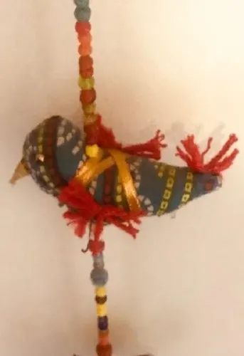 Móbile pendente - fio decorativo - motivo pássaros - em tecido colorido