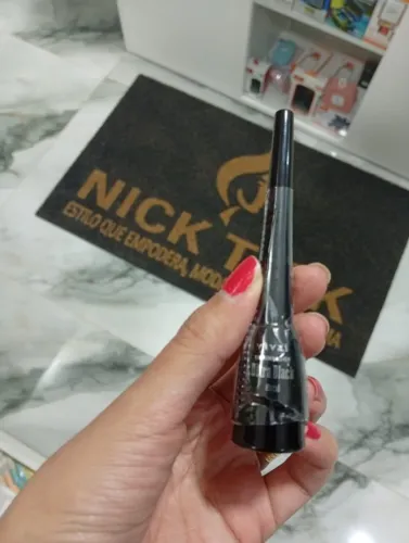 Delineador Ultra Black na torre ideal para um olhar marcante e definido. 