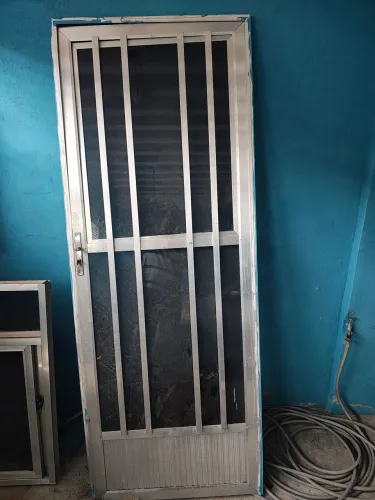Porta de alumínio com grade para área externa