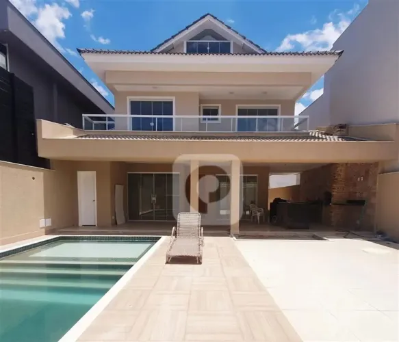 Casa Triplex com 4 suítes, 320m2, em condomínio fechado, no Recreio dos Bandeirantes.