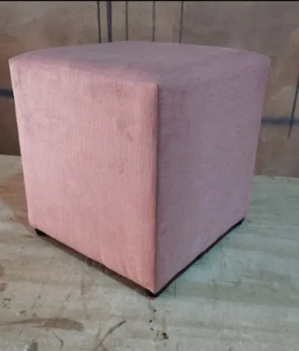 Puff quadrado rosa em tecido