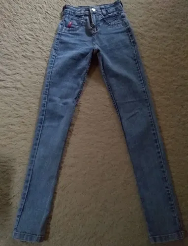 Calça jeans feminina .
