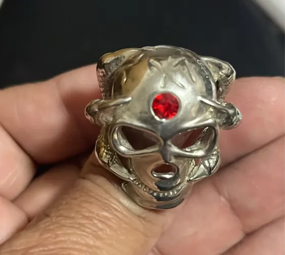 Anel Caveira com Pedra Vermelha - Estilo Único
