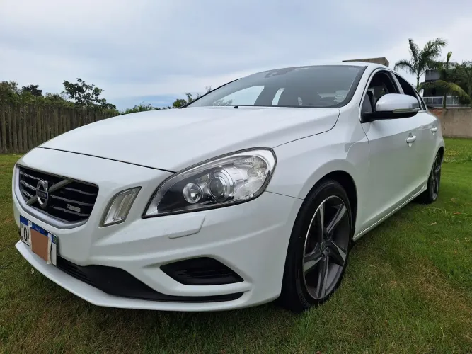 Volvo S60 T-5 R-design 2.0 240cv 4P 2013