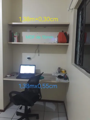 Mesa de estudo com prateleiras