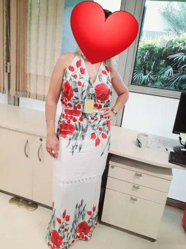 Lindo vestido Kimika todo bordado em flores vermelhas e folhas verdes, tamanho P