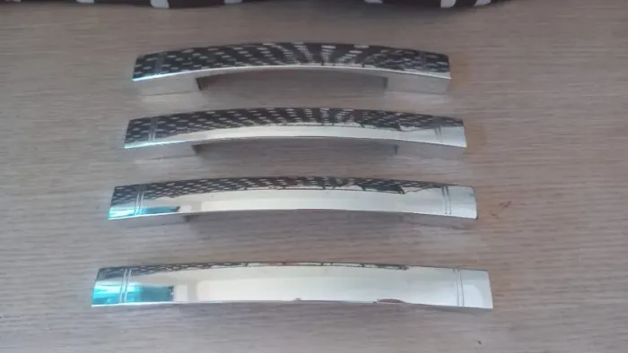 Puxadores em plástico para armários usados.