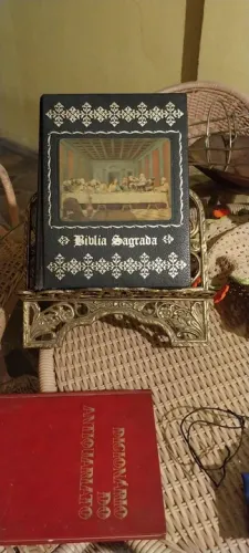 BIBLIA EM VOLUME DE LUXO E PORTA BÍBLIA