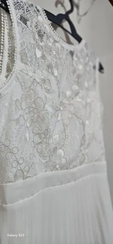 Vestido de renda com saia plissada 