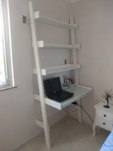 9- Estante / Escrivaninha 0,98 m x 2,08 m, na cor branca 